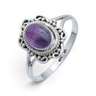 [KI] Amethystring aus Silber auf weißem Hintergrund