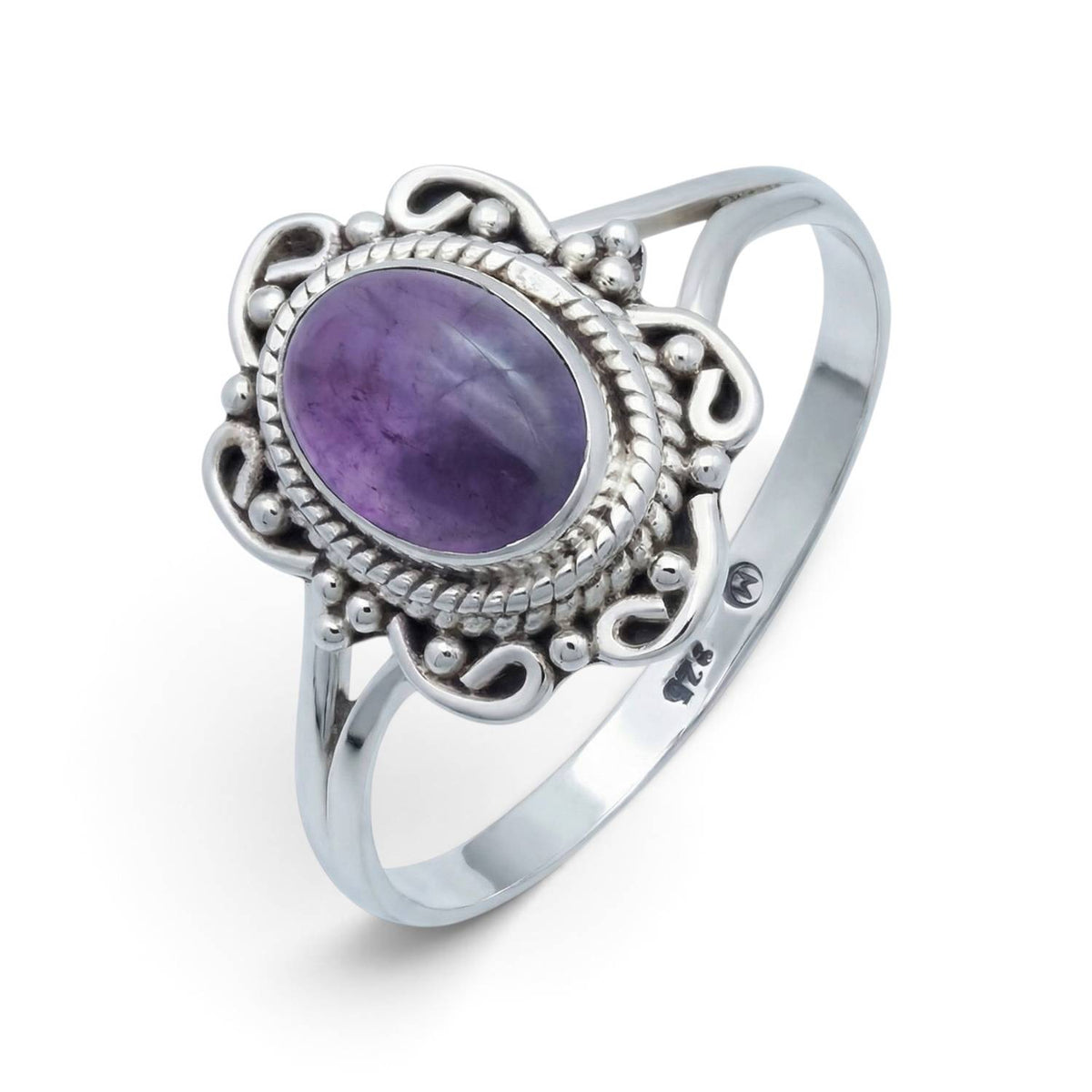 Amethystring aus Silber auf weißem Hintergrund
