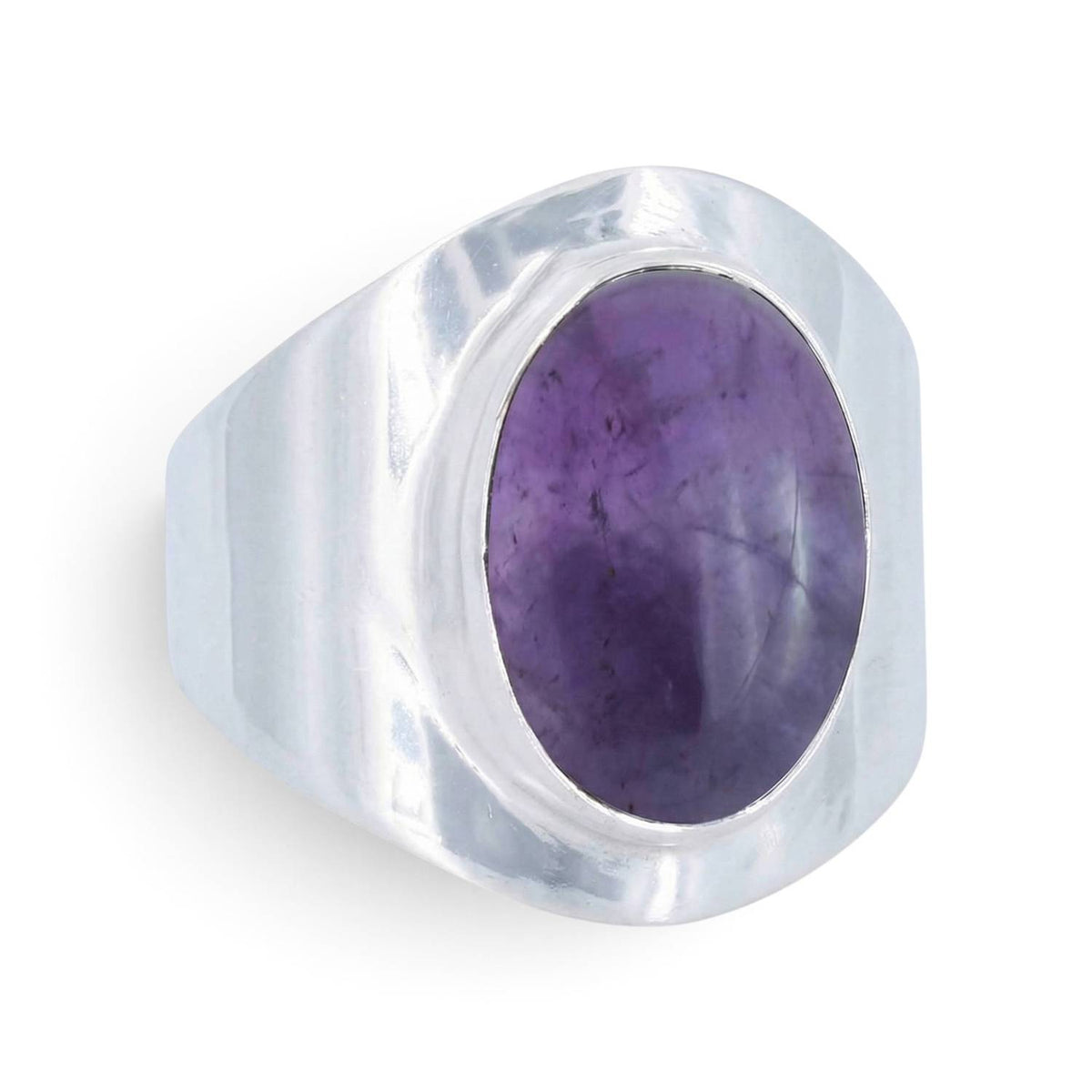 Amethystring aus Silber auf weißem Hintergrund