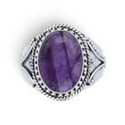 [KI] Amethystring aus Silber auf weißem Hintergrund