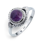 [KI] Amethystring aus Silber auf weißem Hintergrund
