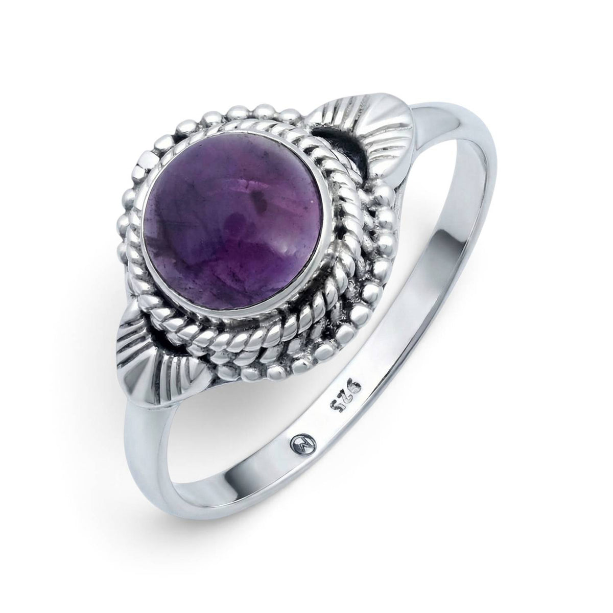 Amethystring aus Silber auf weißem Hintergrund