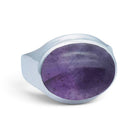 [KI] Amethystring aus Silber auf weißem Hintergrund