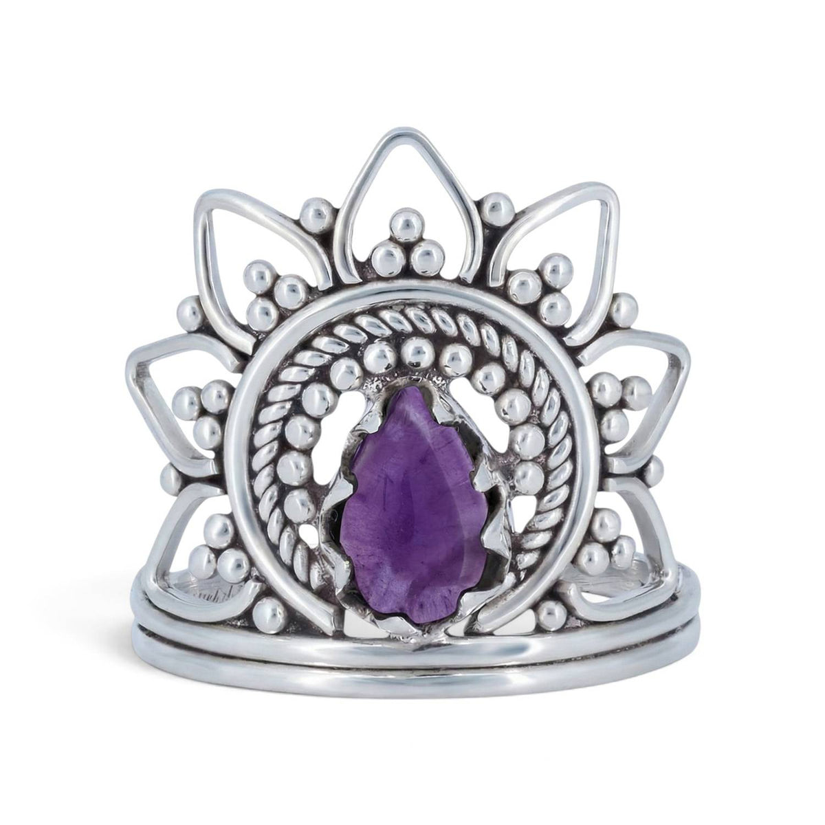 Amethystring aus Silber auf weißem Hintergrund