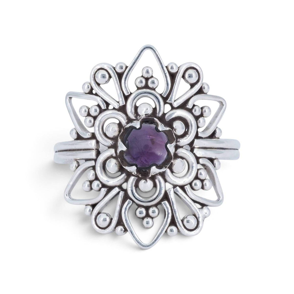 Amethystring aus Silber auf weißem Hintergrund