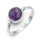 [KI] Amethystring aus Silber auf weißem Hintergrund