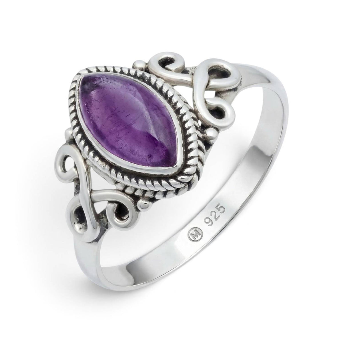 Amethystring aus Silber auf weißem Hintergrund