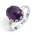 [KI] Amethystring aus Silber auf weißem Hintergrund