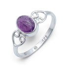 [KI] Amethystring aus Silber auf weißem Hintergrund