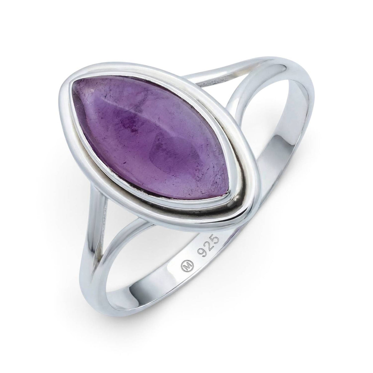 Amethystring aus Silber auf weißem Hintergrund