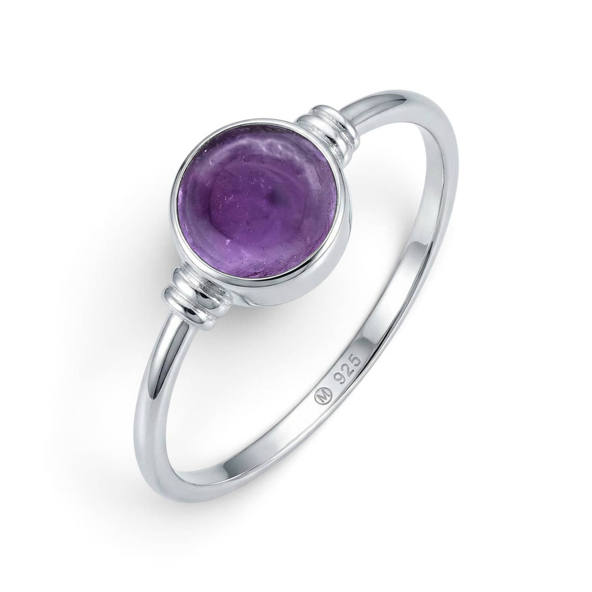Amethystring aus Silber auf weißem Hintergrund