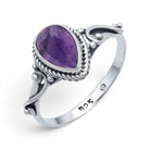 [KI] Amethystring aus Silber auf weißem Hintergrund