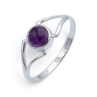 [KI] Amethystring aus Silber auf weißem Hintergrund
