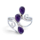 [KI] Amethystring aus Silber auf weißem Hintergrund