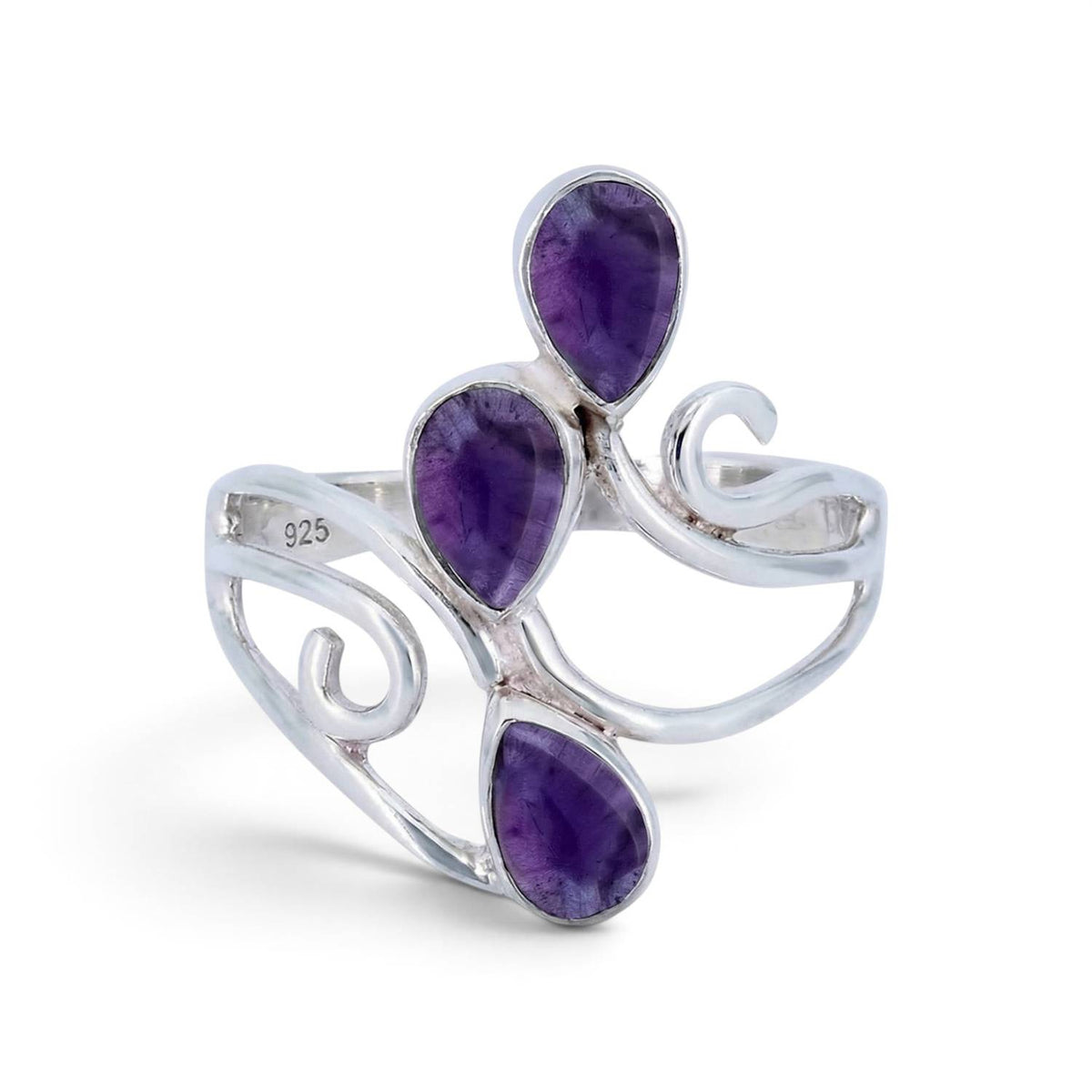 Amethystring aus Silber auf weißem Hintergrund