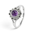 [KI] Amethystring aus Silber auf weißem Hintergrund