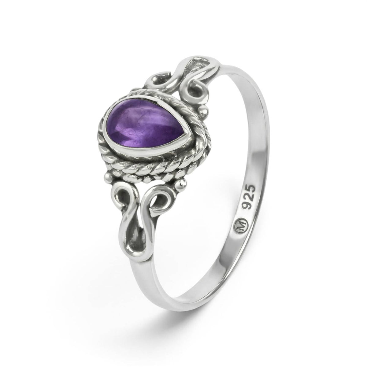 Amethystring aus Silber auf weißem Hintergrund