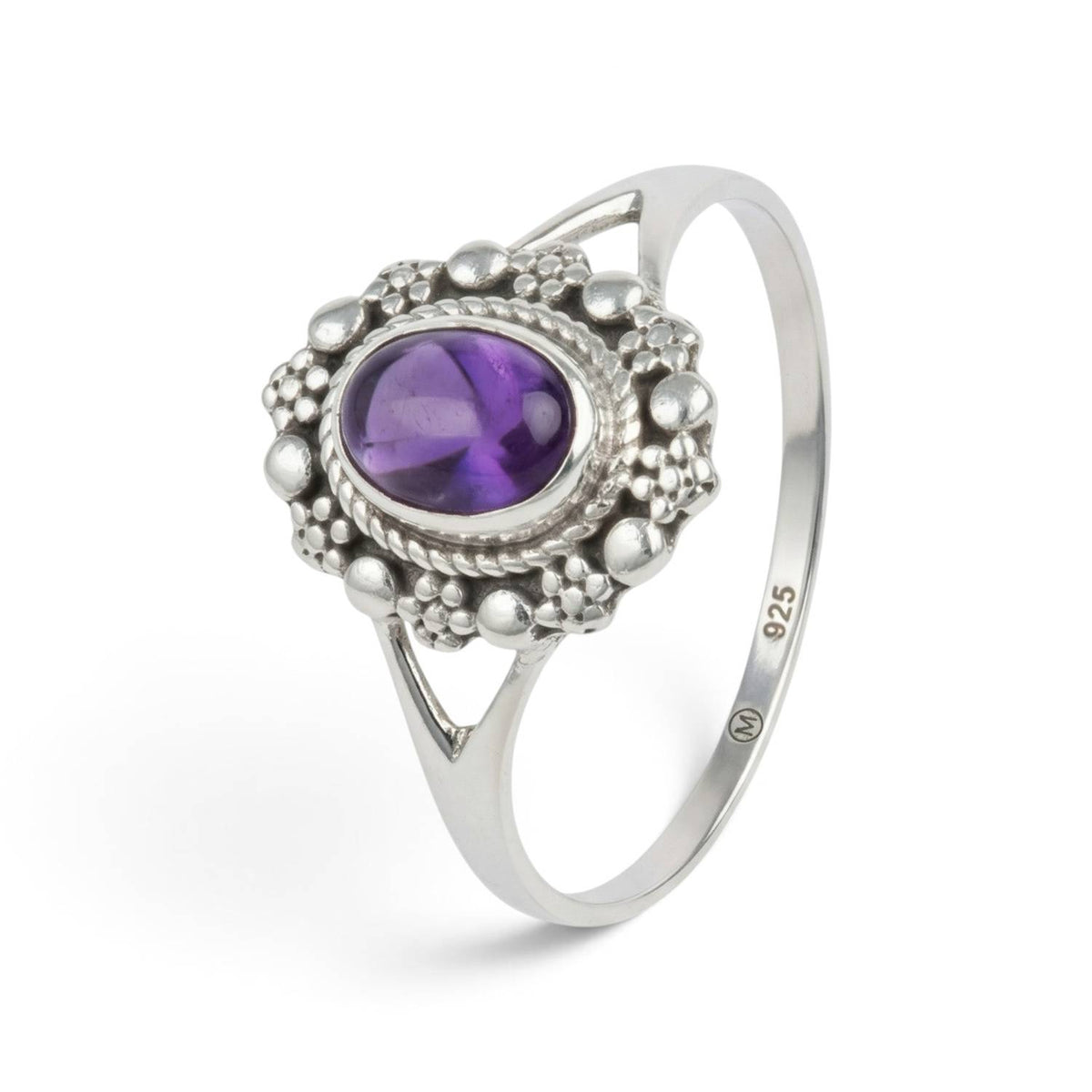 Amethystring aus Silber auf weißem Hintergrund