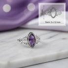 [KI] Amethystring aus Silber mit Maßangaben zu Ring und Edelstein