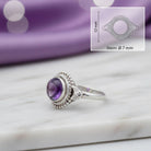 [KI] Amethystring aus Silber mit Maßangaben zu Ring und Edelstein