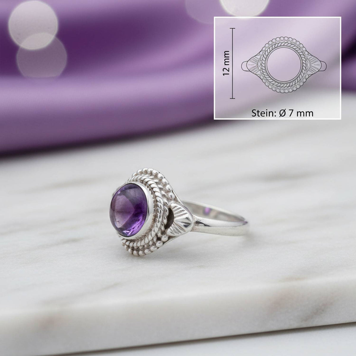 Amethystring aus Silber mit Maßangaben zu Ring und Edelstein