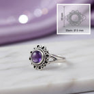 [KI] Amethystring aus Silber mit Maßangaben zu Ring und Edelstein