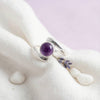 [KI] Silberring mit Amethyst auf hellem Stoff