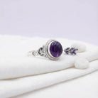 [KI] Silberring mit Amethyst auf hellem Stoff