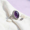 [KI] Silberring mit Amethyst auf hellem Stoff