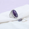 [KI] Silberring mit Amethyst auf hellem Stoff