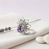 [KI] Silberring mit Amethyst auf hellem Stoff