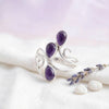 [KI] Silberring mit Amethyst auf hellem Stoff
