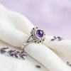 [KI] Silberring mit Amethyst auf hellem Stoff