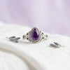 [KI] Silberring mit Amethyst auf hellem Stoff