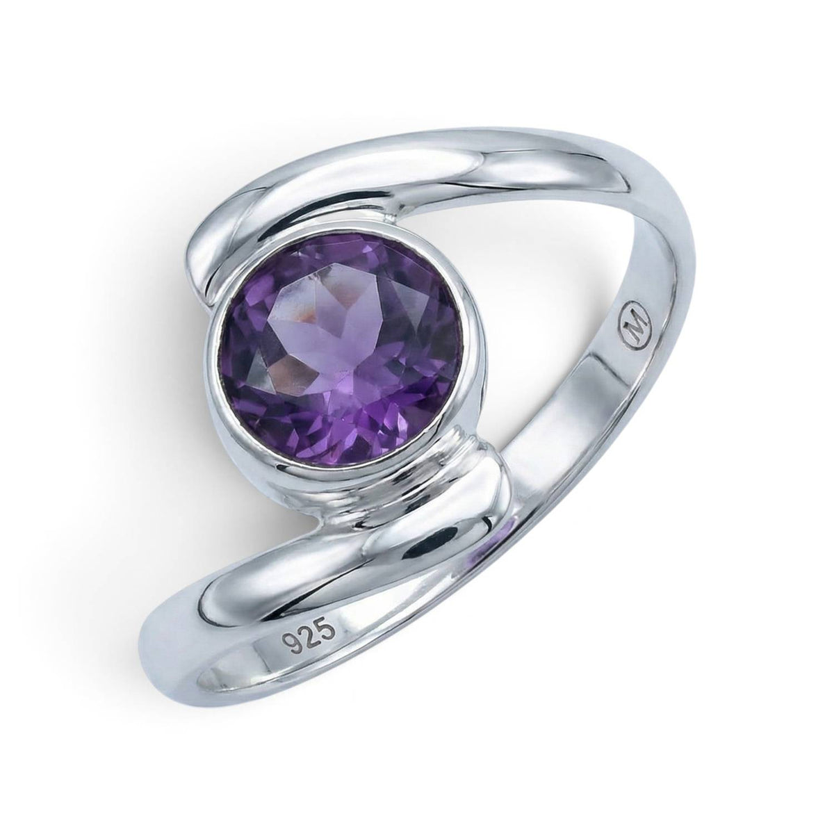 Amethystring aus Silber auf weißem Hintergrund