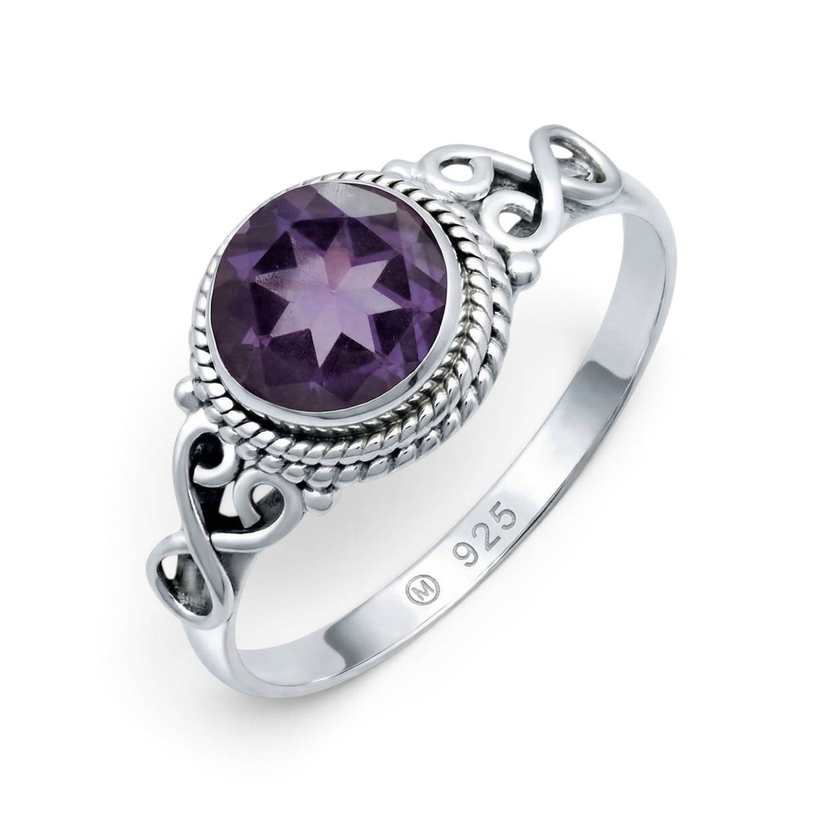 Amethystring aus Silber auf weißem Hintergrund