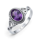 [KI] Amethystring aus Silber auf weißem Hintergrund