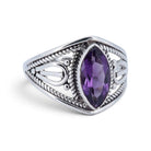 [KI] Amethystring aus Silber auf weißem Hintergrund