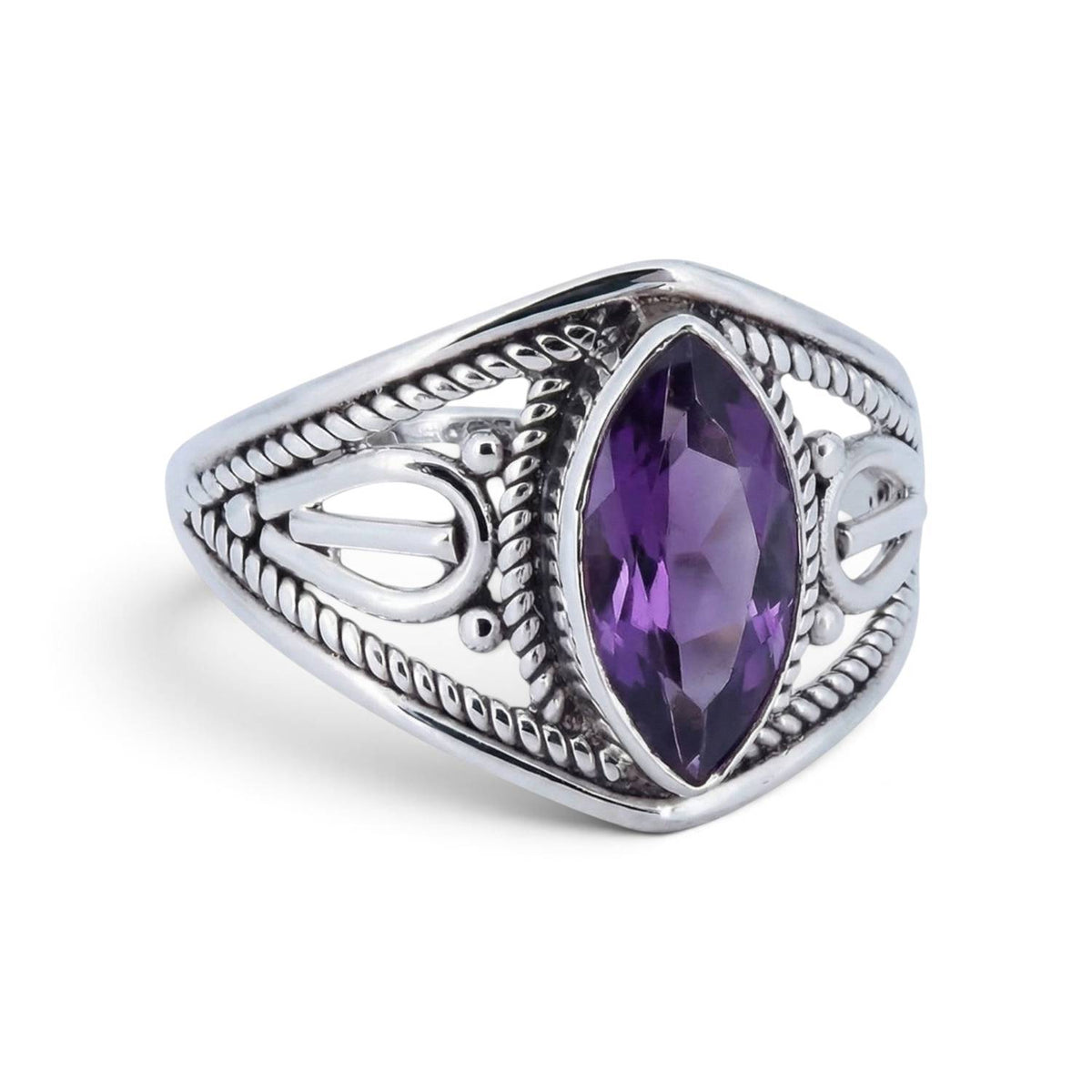 Amethystring aus Silber auf weißem Hintergrund