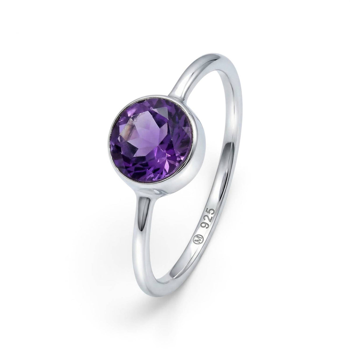 Amethystring aus Silber auf weißem Hintergrund