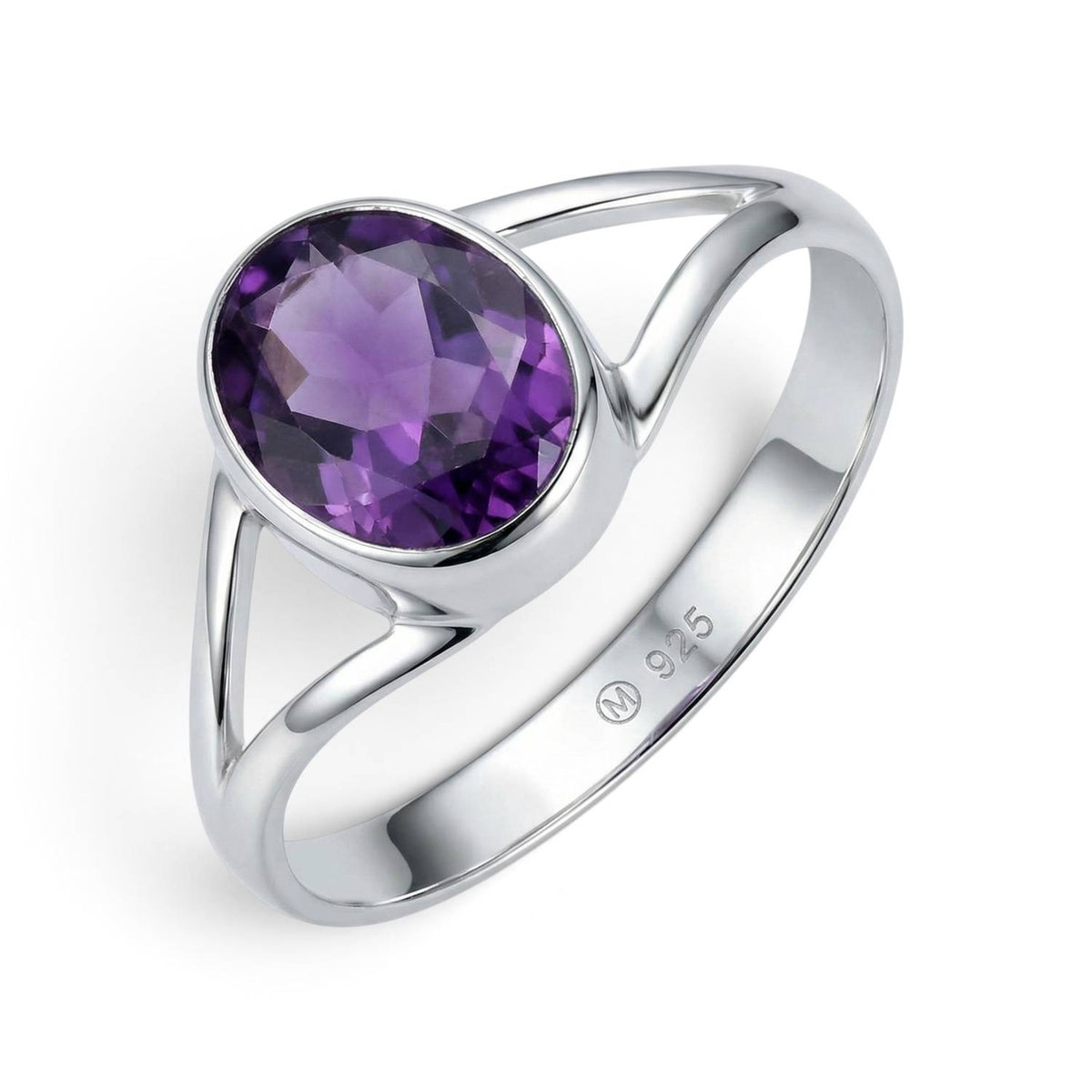Amethystring aus Silber auf weißem Hintergrund