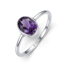 [KI] Amethystring aus Silber auf weißem Hintergrund