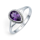 [KI] Amethystring aus Silber auf weißem Hintergrund