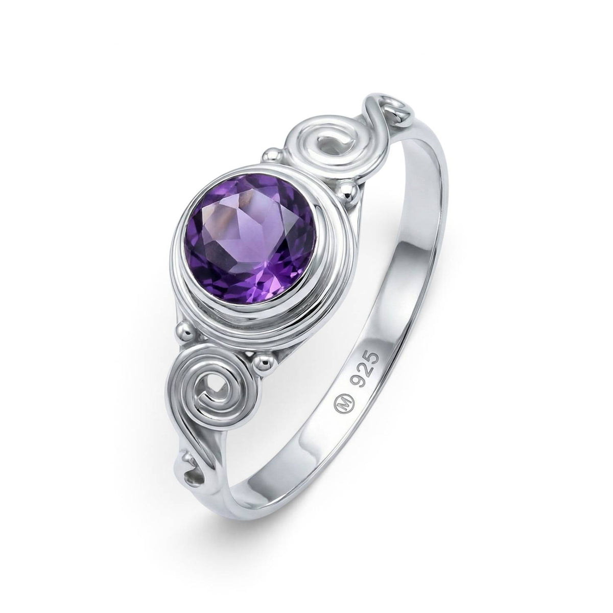 Amethystring aus Silber auf weißem Hintergrund
