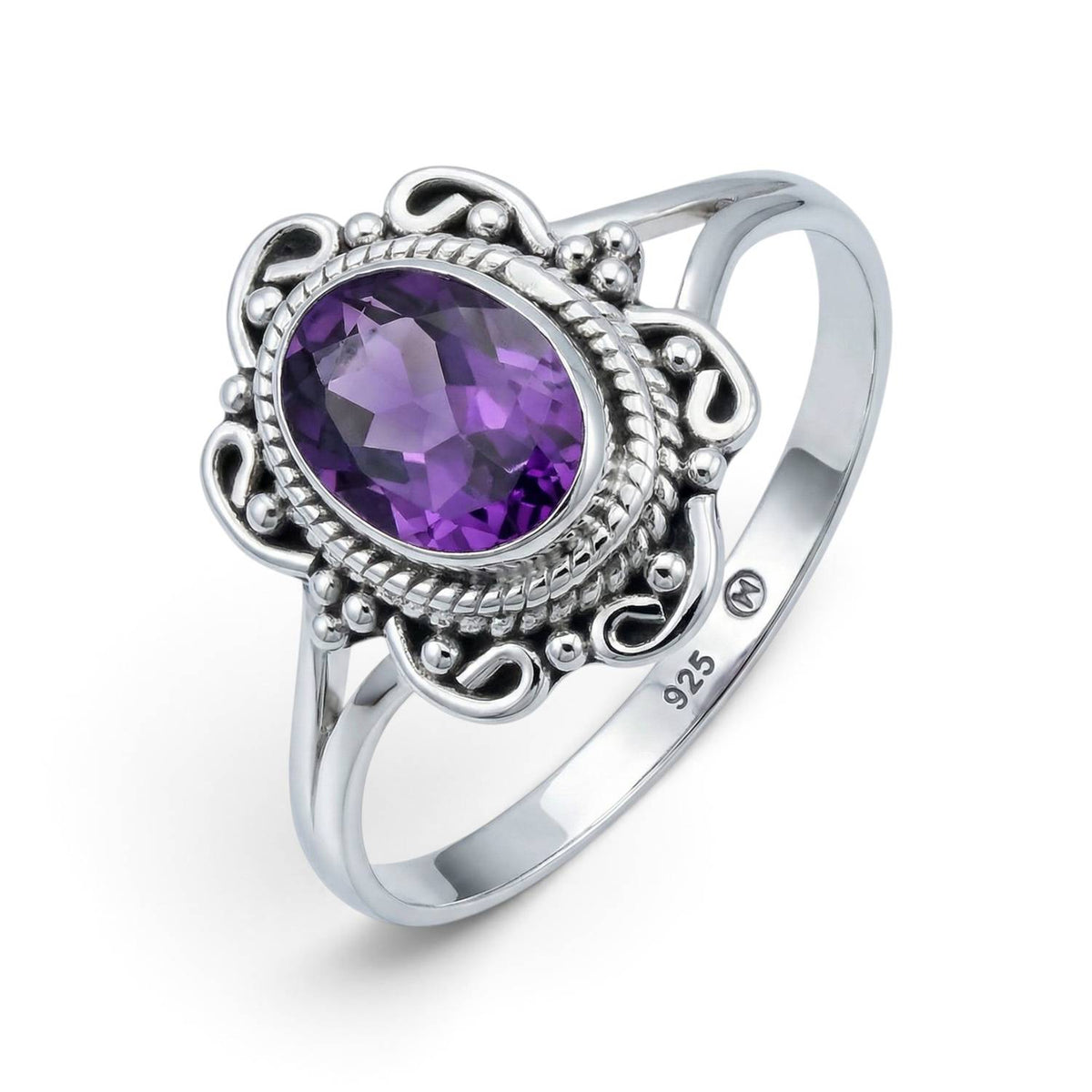 Amethystring aus Silber auf weißem Hintergrund