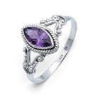 [KI] Amethystring aus Silber auf weißem Hintergrund