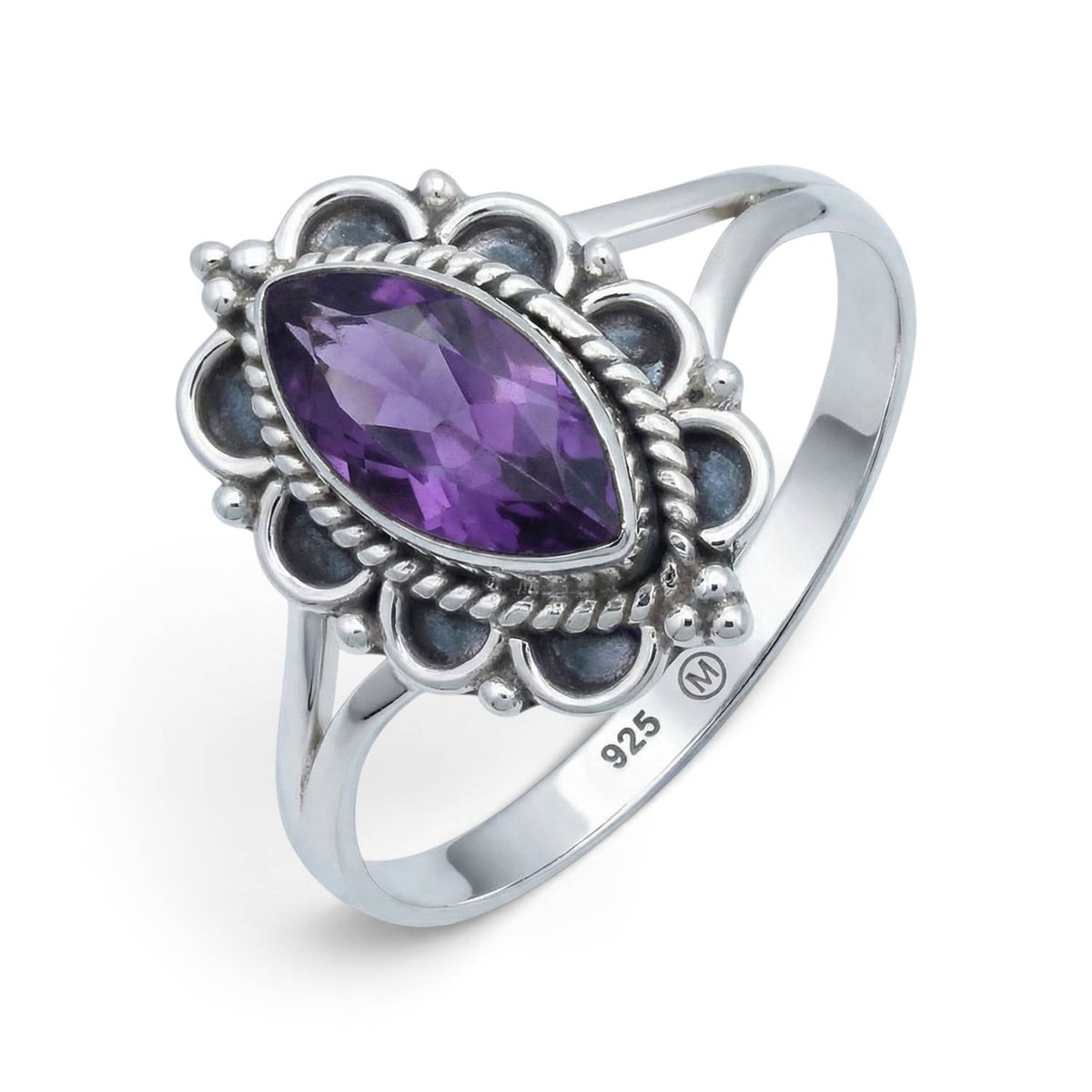 Amethystring aus Silber auf weißem Hintergrund