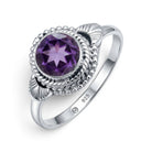 [KI] Amethystring aus Silber auf weißem Hintergrund