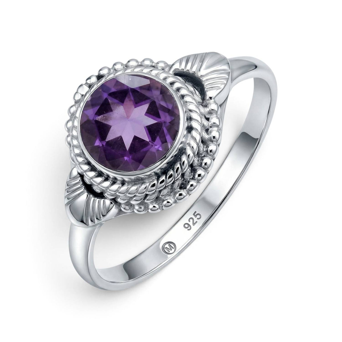 Amethystring aus Silber auf weißem Hintergrund