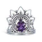 [KI] Amethystring aus Silber auf weißem Hintergrund